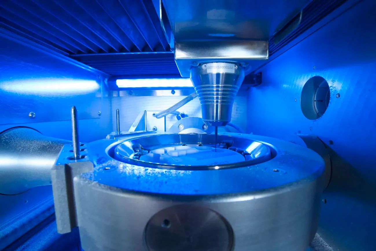 Fräsmaschine beim Trockenfräsen im eigenen Labor