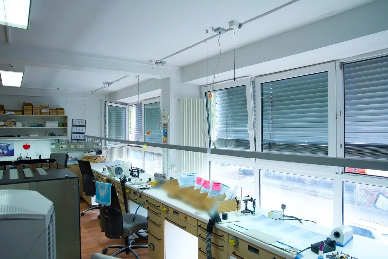 Blick in die Arbeitsplätze des Dentallabors von SL-Dental