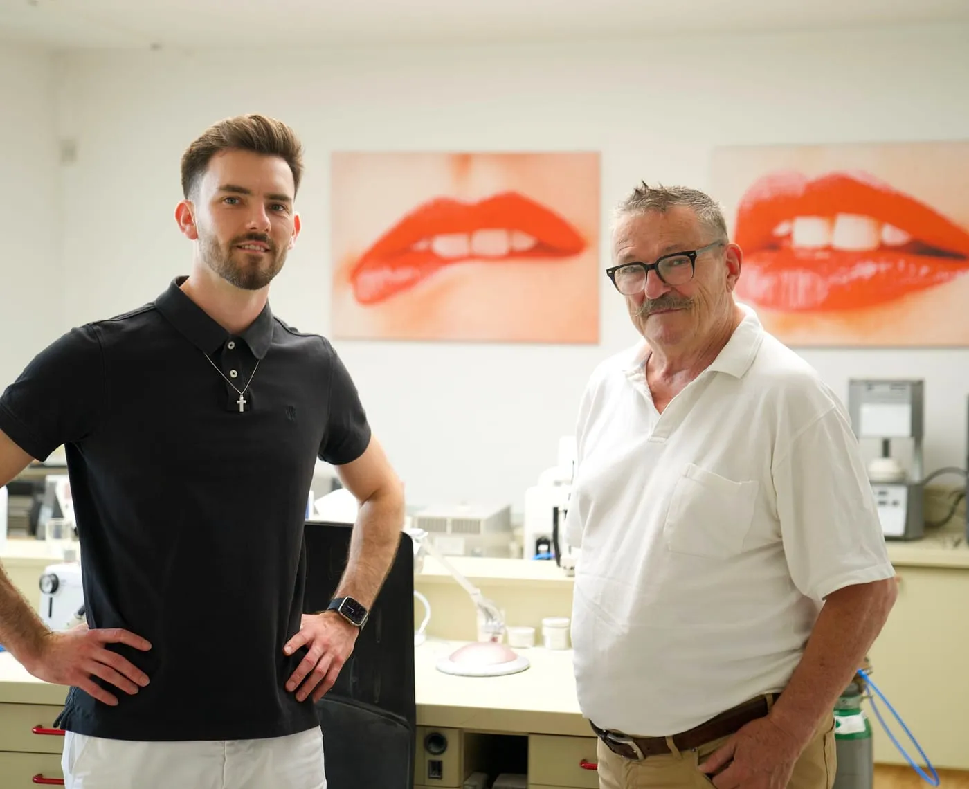 Lothar Struwe mit einem Kollegen im Labor von SL-Dental